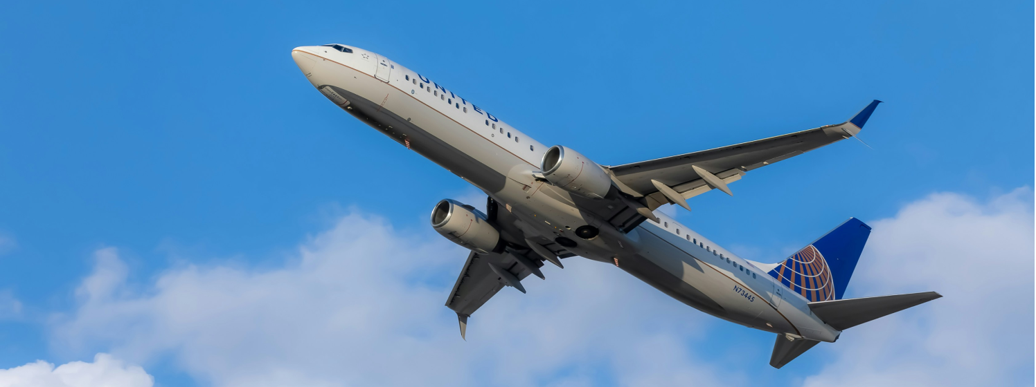 비행중인 비행기 이미지